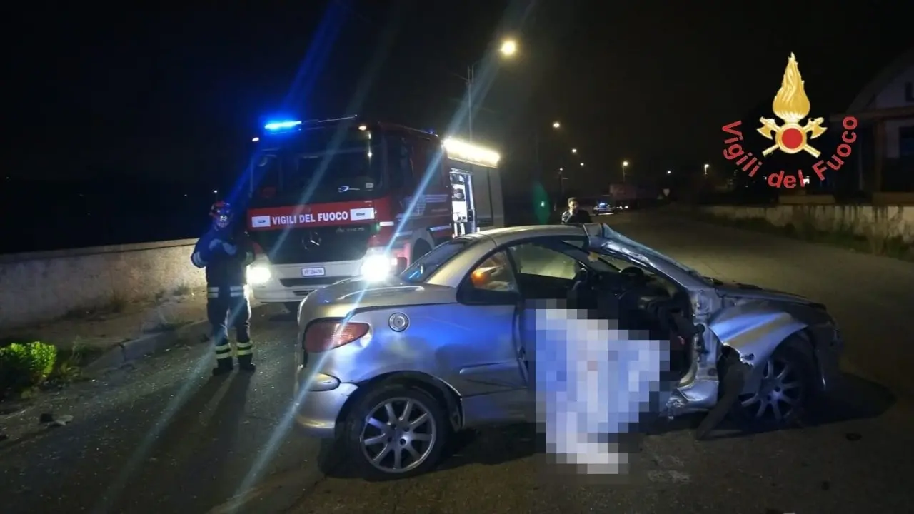 Tragedia nella notte a Catanzaro: sbanda con l’auto e finisce contro un lampione, muore un 42enne