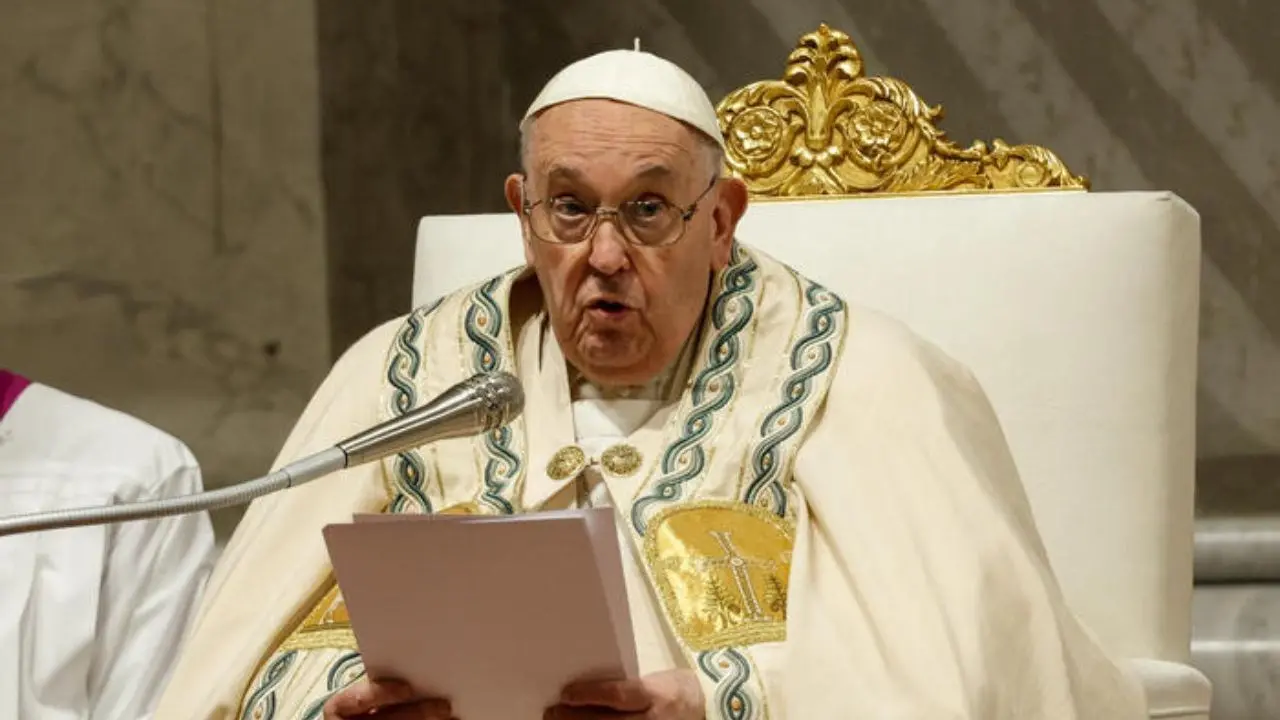 Pasqua, Papa Francesco in Piazza San Pietro durante la messa: «La pace non si costruisce mai con le armi»