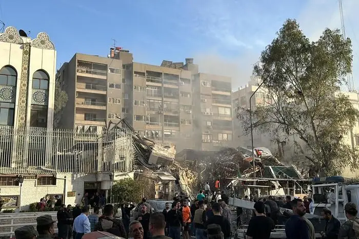 Raid israeliano a Damasco, colpito palazzo dell’ambasciata iraniana: «Molti morti e feriti»