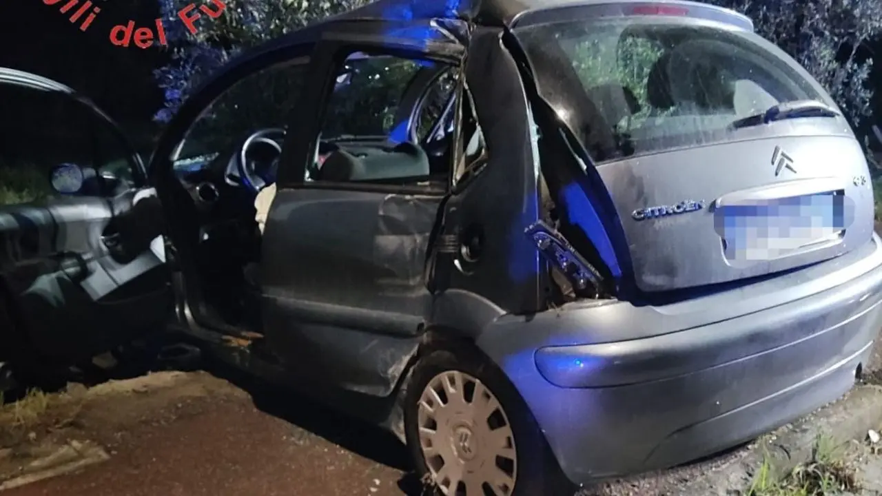 Incidente nella notte di Pasquetta a Lamezia Terme, tre feriti nello scontro tra due auto