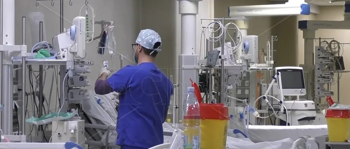 In maternità o in malattia, a Catanzaro mancano oltre 60 infermieri e chi resta è costretto a turni massacranti