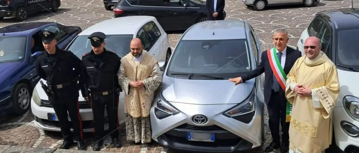Gli incendiarono l’auto, a Varapodio i fedeli regalano una nuova macchina a don Rigoli