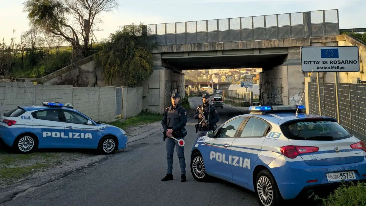 Aggredisce a calci e pugni i poliziotti a un posto di blocco: un arresto nel Reggino