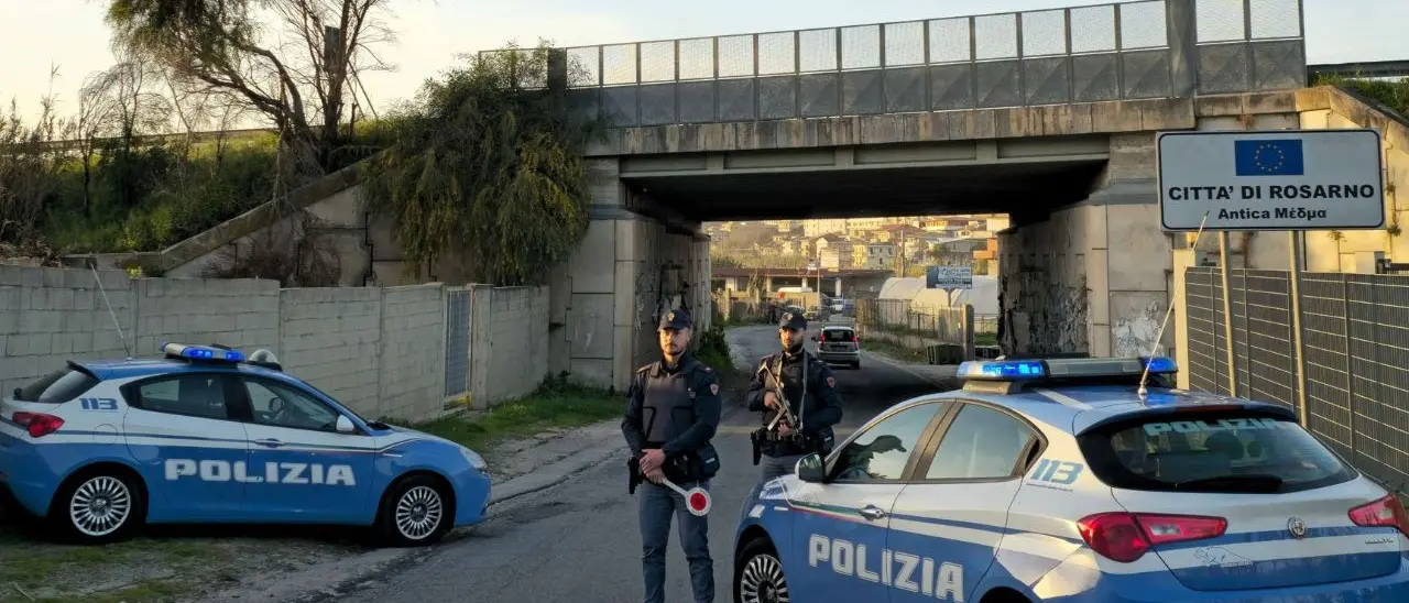 Aggredisce a calci e pugni i poliziotti a un posto di blocco: un arresto nel Reggino