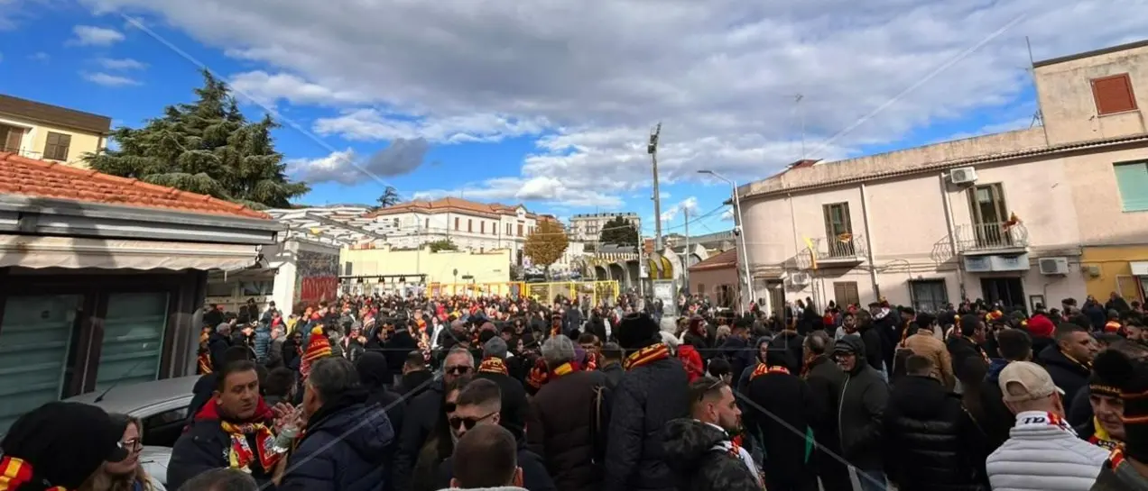 Catanzaro-Como, biglietti per Curva Capraro e Distinti esauriti in meno di 24 ore: verso l’ennesimo sold out al Ceravolo