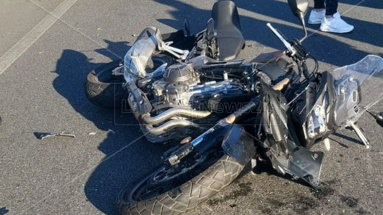 Incidente sulla 106 a Corigliano Rossano, grave un centauro coinvolto nell’impatto tra la sua moto e un’auto