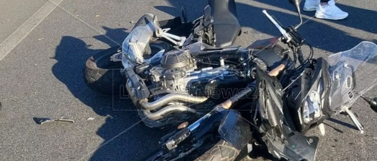 Incidente sulla 106 a Corigliano Rossano, grave un centauro coinvolto nell’impatto tra la sua moto e un’auto