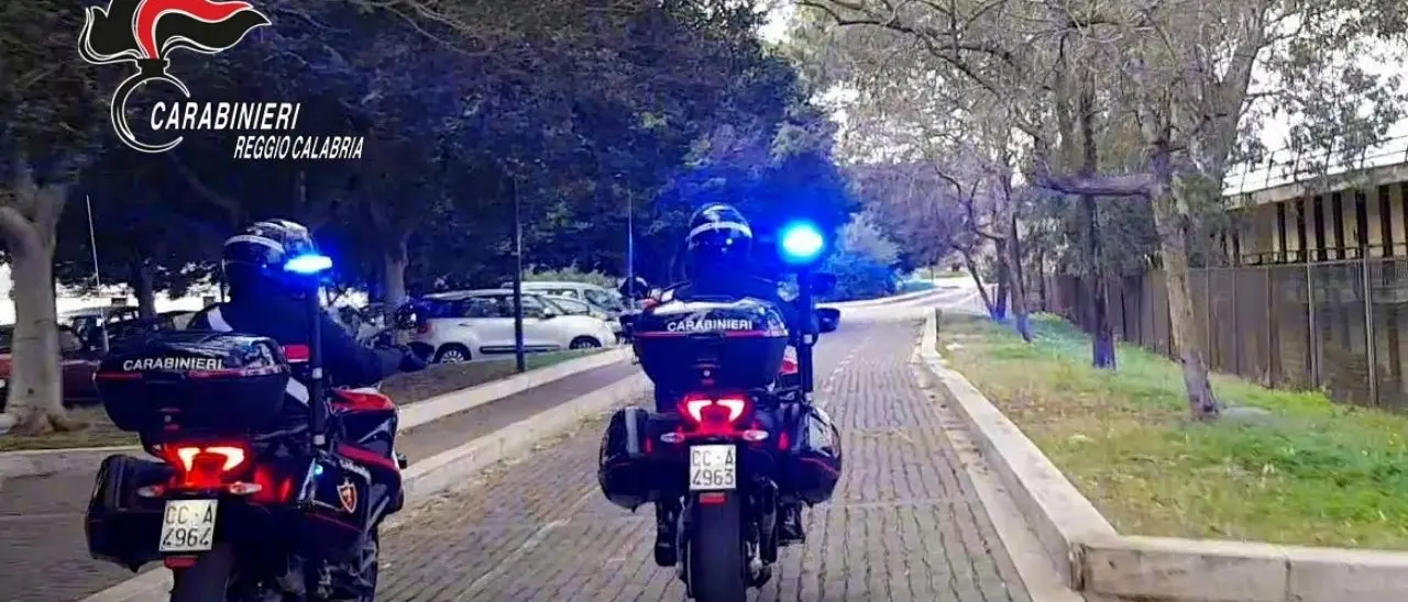 Reggio Calabria, anziano derubato della pensione da due donne. Un cittadino ne blocca una e la consegna ai carabinieri