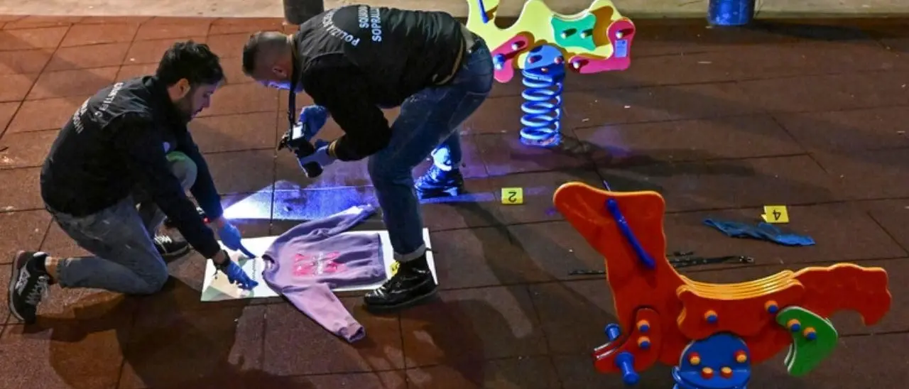 Napoli, spari nel parco giochi: donna ferita da proiettili vaganti