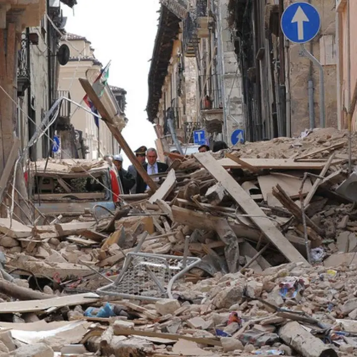 Quindici anni fa il terremoto che fece 309 morti, L’Aquila si ferma per ricordare
