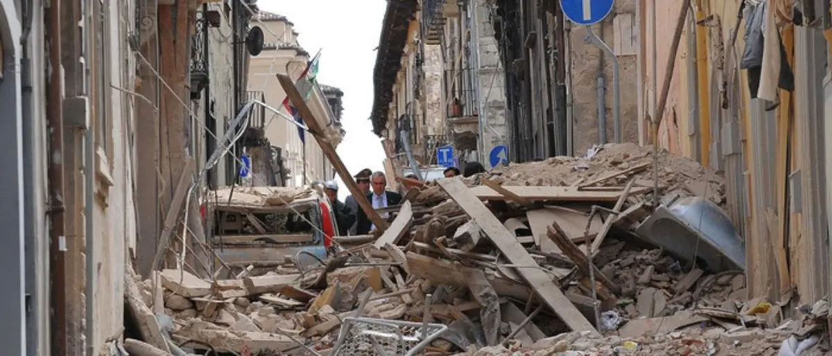 Quindici anni fa il terremoto che fece 309 morti, L’Aquila si ferma per ricordare
