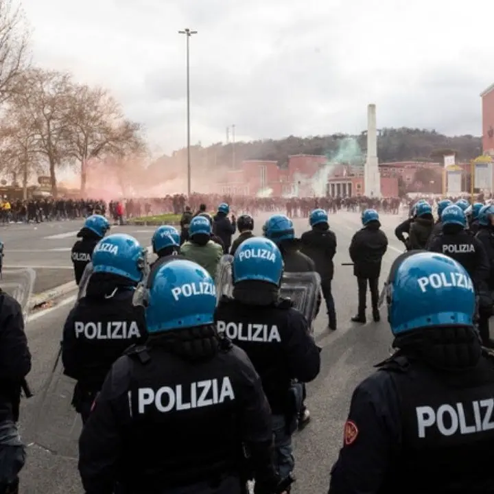 Derby, scontri tra laziali e romanisti vicino allo stadio Olimpico: un arresto