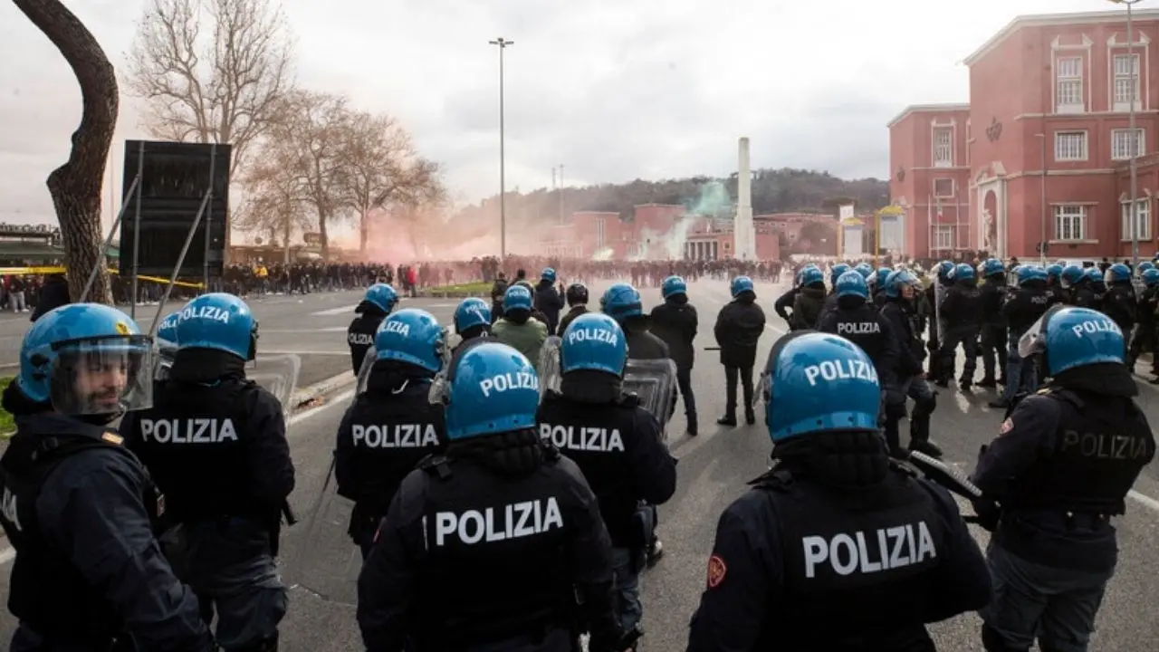 Derby, scontri tra laziali e romanisti vicino allo stadio Olimpico: un arresto