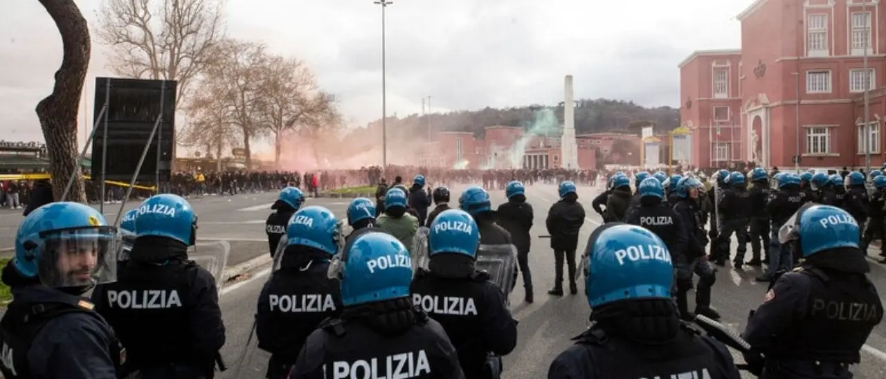 Derby, scontri tra laziali e romanisti vicino allo stadio Olimpico: un arresto