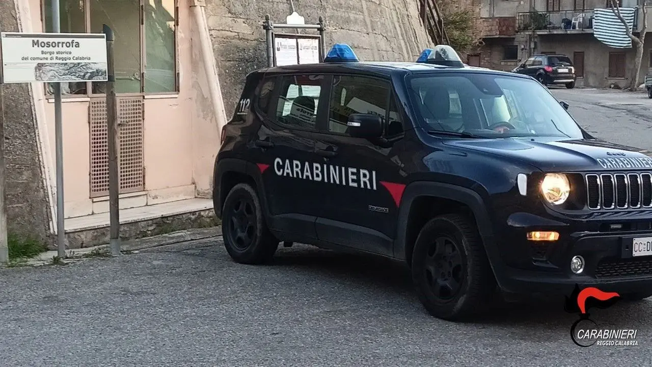 Raccoglievano e trasportavano illecitamente rifiuti da un cantiere: denunciate due persone nel Reggino