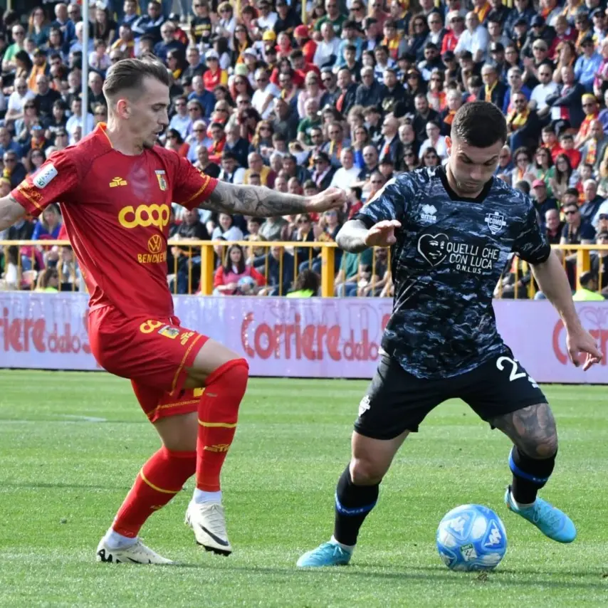 Catanzaro-Como... che partita, le Aquile pareggiano all’ultimo minuto ma il gol viene annullato e gli ospiti vincono 2 a 1