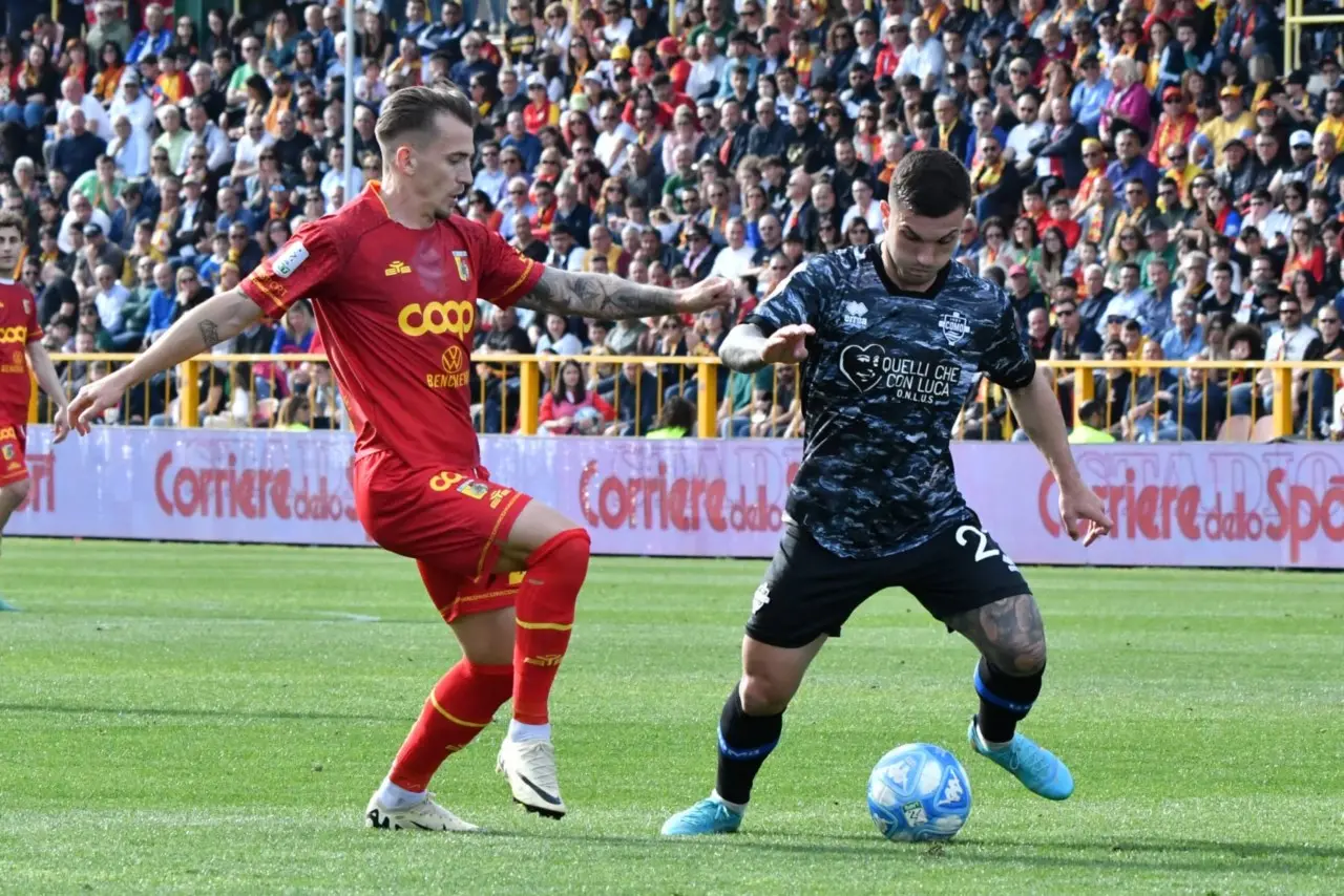 Catanzaro-Como... che partita, le Aquile pareggiano all’ultimo minuto ma il gol viene annullato e gli ospiti vincono 2 a 1