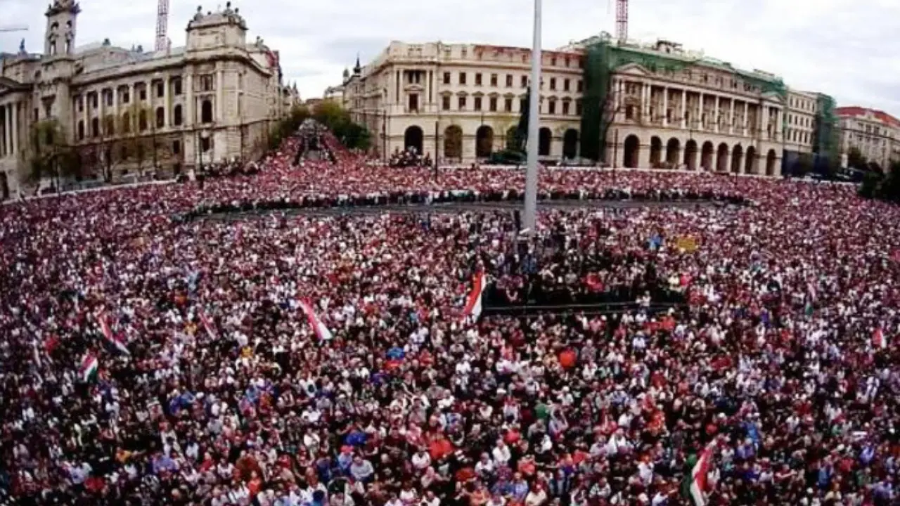 Budapest, in migliaia in piazza davanti al Parlamento per chiedere le dimissioni del premier Orban