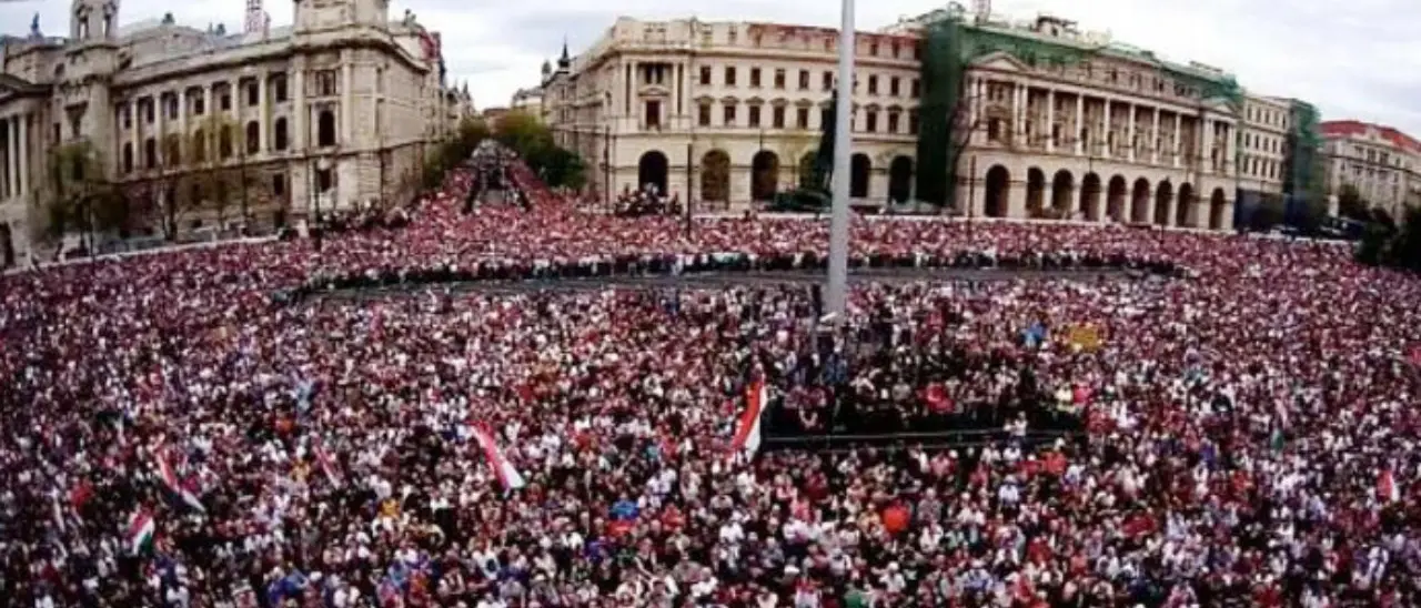 Budapest, in migliaia in piazza davanti al Parlamento per chiedere le dimissioni del premier Orban