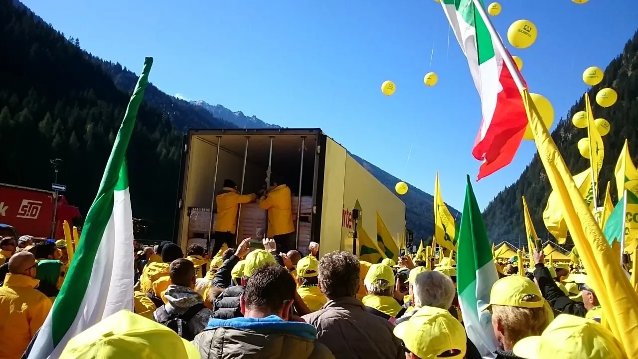 Prodotti stranieri spacciati per italiani, oltre 200 agricoltori calabresi alla protesta Coldiretti al Brennero