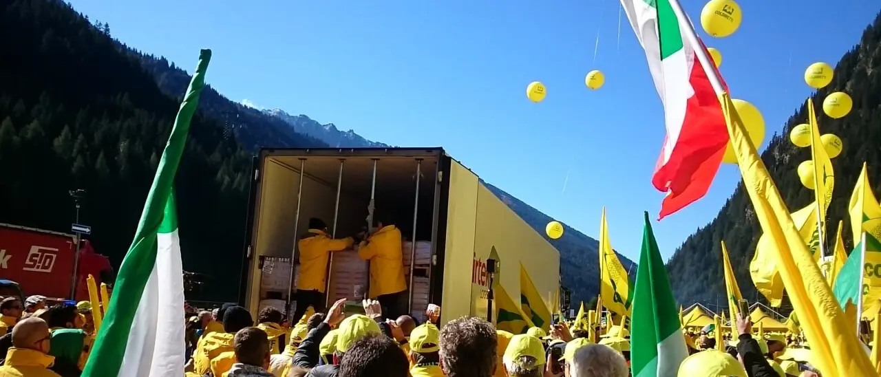 Prodotti stranieri spacciati per italiani, oltre 200 agricoltori calabresi alla protesta Coldiretti al Brennero
