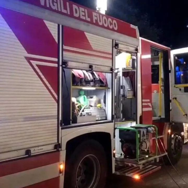 Incendio a Catanzaro, fiamme all‘interno di un appartamento: vigili del fuoco in azione per sedare il rogo