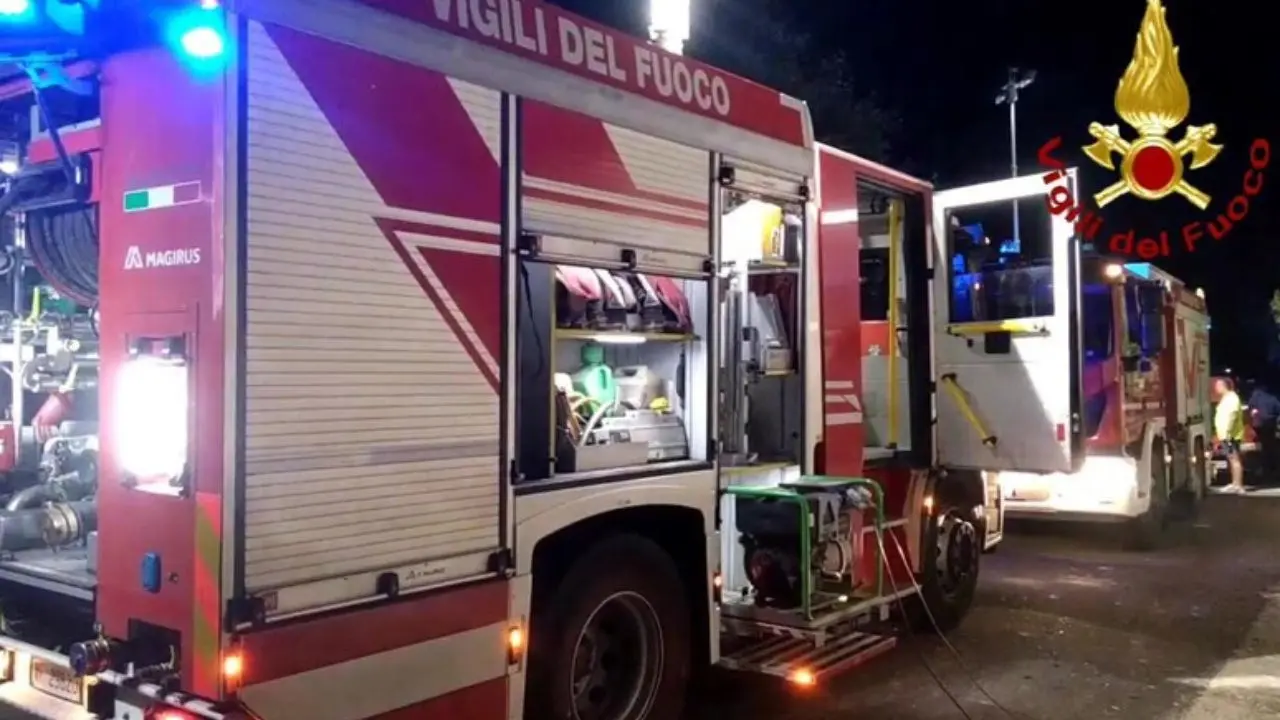 Incendio a Catanzaro, fiamme all‘interno di un appartamento: vigili del fuoco in azione per sedare il rogo