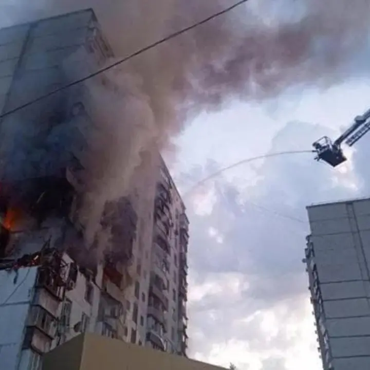 Raid russi sulla centrale di Zaporizhzhia, danni a un reattore: «Rischio di un grave incidente nucleare»