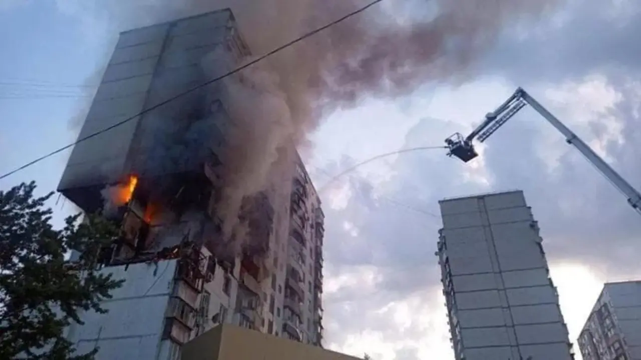 Raid russi sulla centrale di Zaporizhzhia, danni a un reattore: «Rischio di un grave incidente nucleare»
