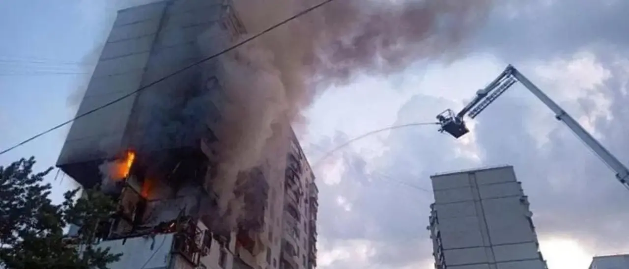 Raid russi sulla centrale di Zaporizhzhia, danni a un reattore: «Rischio di un grave incidente nucleare»