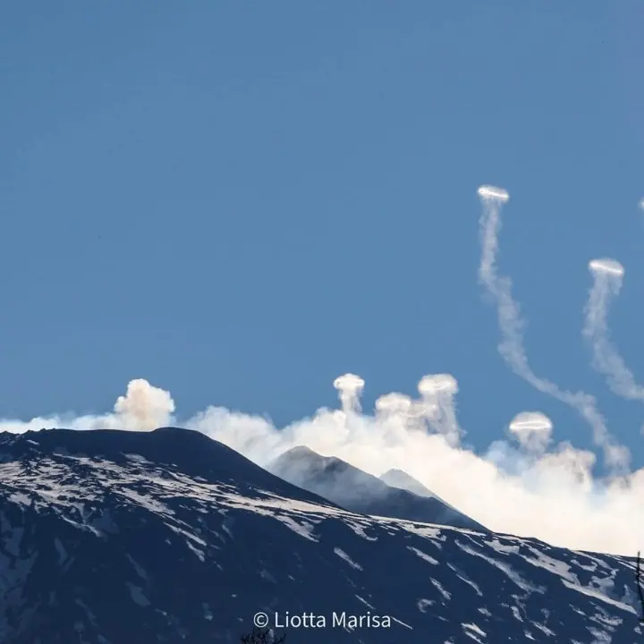 Anelli di fumo dall’Etna, ecco la spiegazione dello spettacolo unico che sta incantando la Sicilia