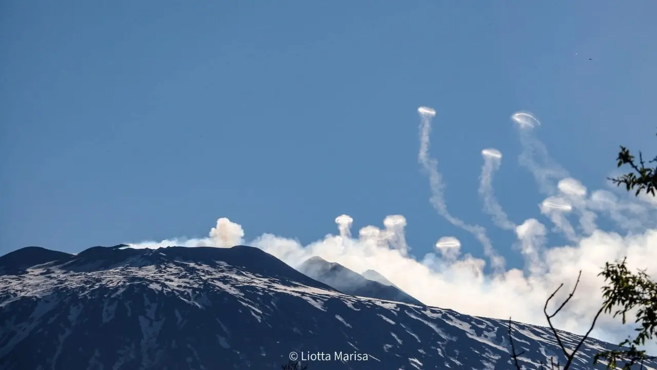 Anelli di fumo dall’Etna, ecco la spiegazione dello spettacolo unico che sta incantando la Sicilia