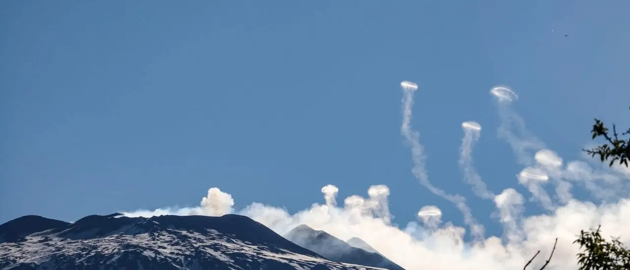 Anelli di fumo dall’Etna, ecco la spiegazione dello spettacolo unico che sta incantando la Sicilia
