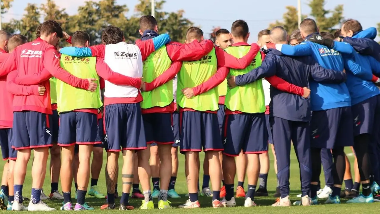 Sei calciatori del Crotone aggrediti in spiaggia da 20 persone con spranghe e bastoni