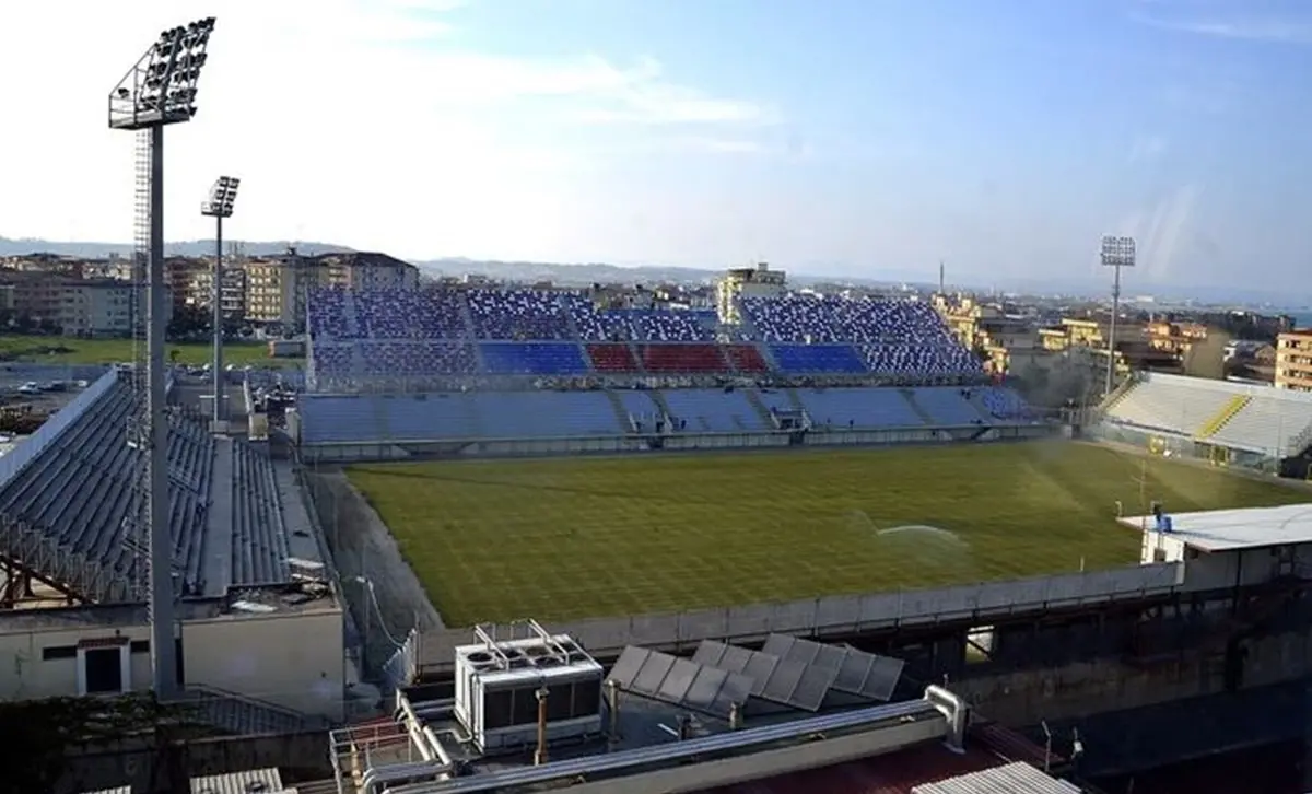 Calciatori del Crotone aggrediti sulla spiaggia, la condanna della città: «Violenza inaccettabile»