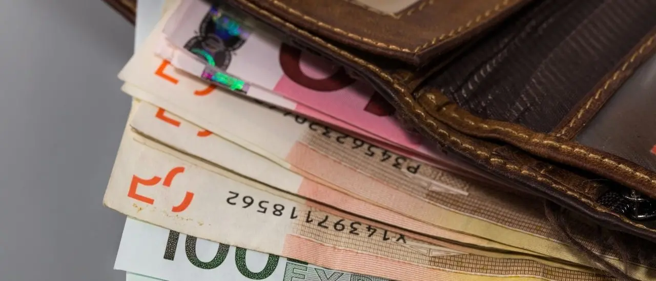 Due ragazzini stranieri richiedenti asilo trovano un portafogli con 1.400 euro e lo portano alla polizia