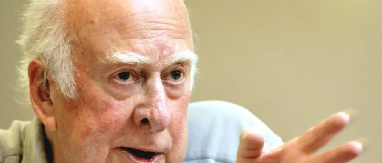 Addio a Peter Higgs, premio Nobel per la Fisica che scoprì la particella di Dio