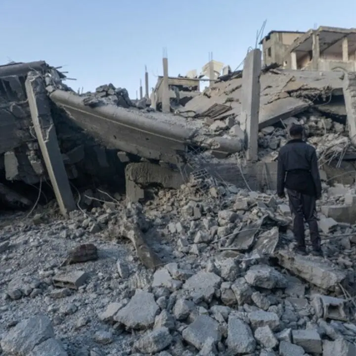 Guerra in Medio Oriente, raid israeliano sul campo profughi di Nuseirat: 14 morti