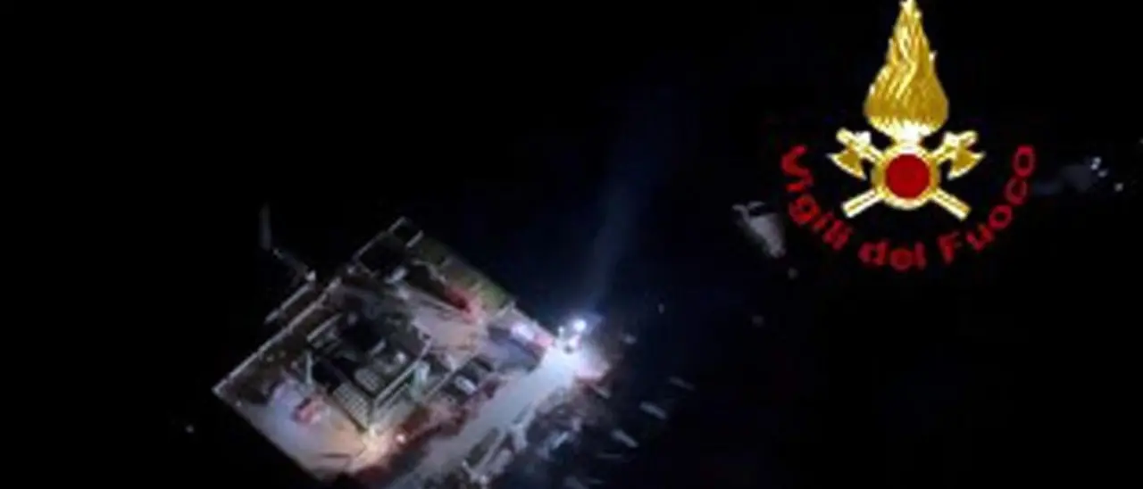 Esplosione in una centrale del Bolognese, i soccorritori: «Poche speranze di trovare i superstiti»