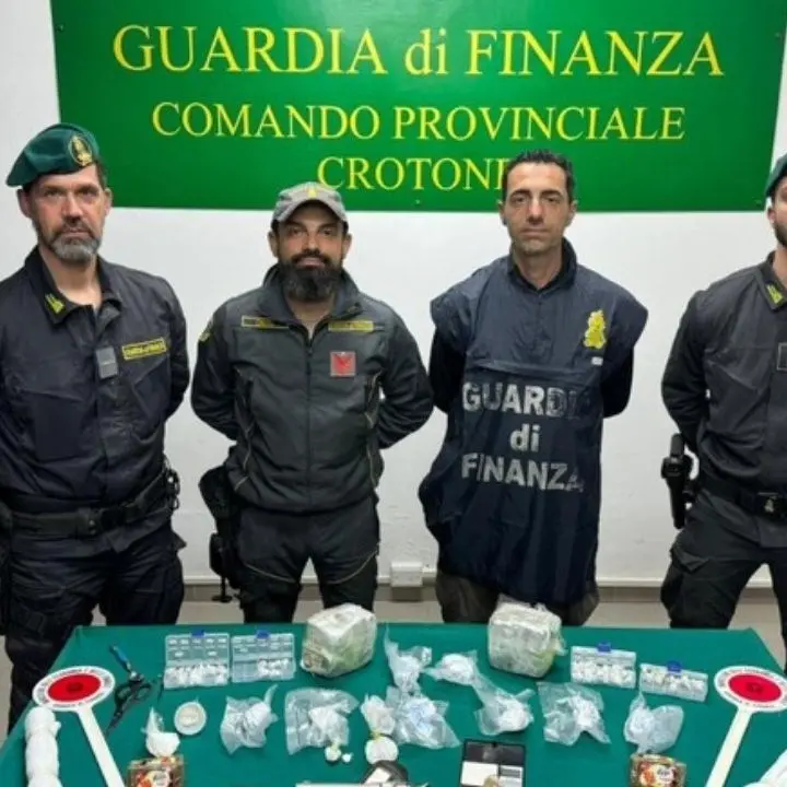Beccati durante uno scambio di coca a Isola Capo Rizzuto: arrestate 2 persone. Rinvenuti in casa altri 3 kg di droga e una pistola