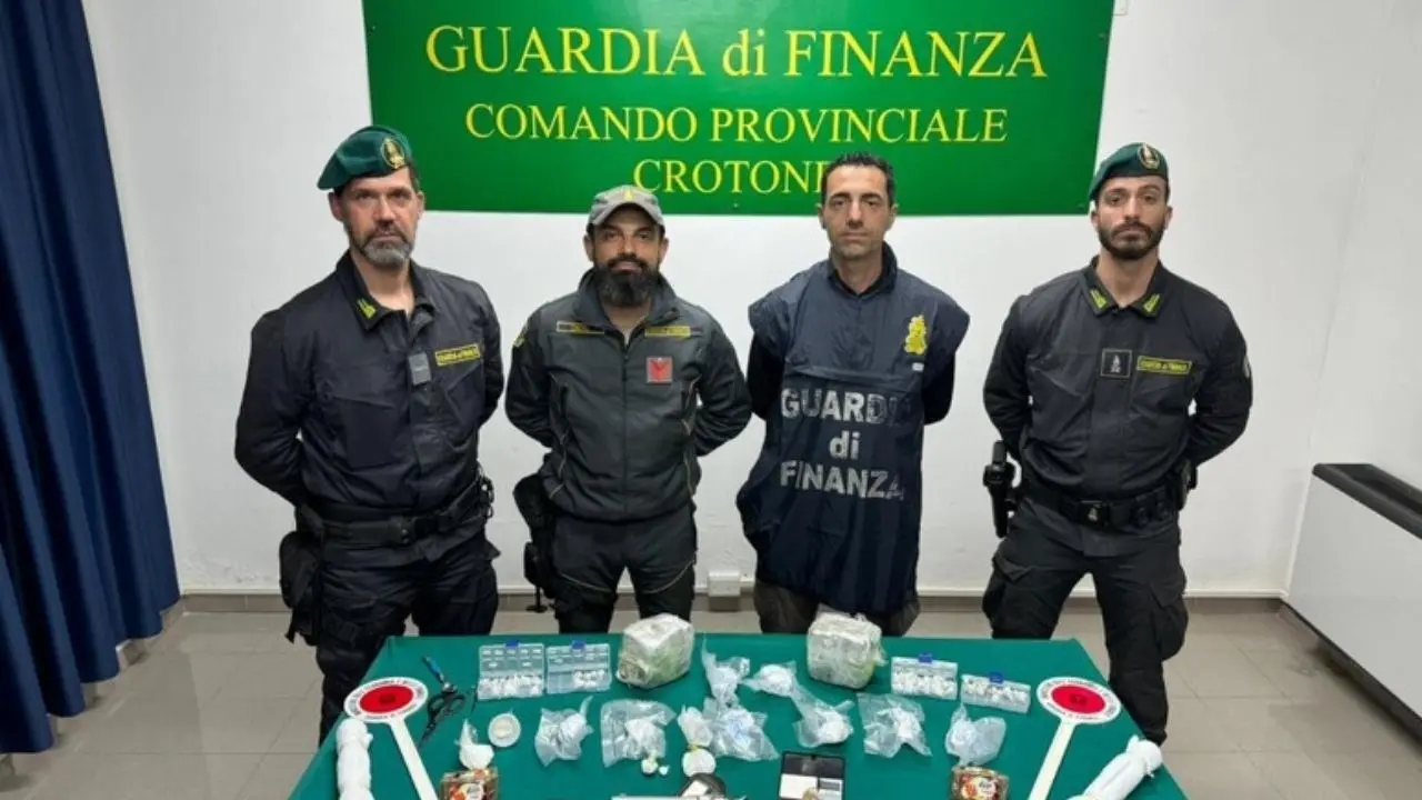 Beccati durante uno scambio di coca a Isola Capo Rizzuto: arrestate 2 persone. Rinvenuti in casa altri 3 kg di droga e una pistola