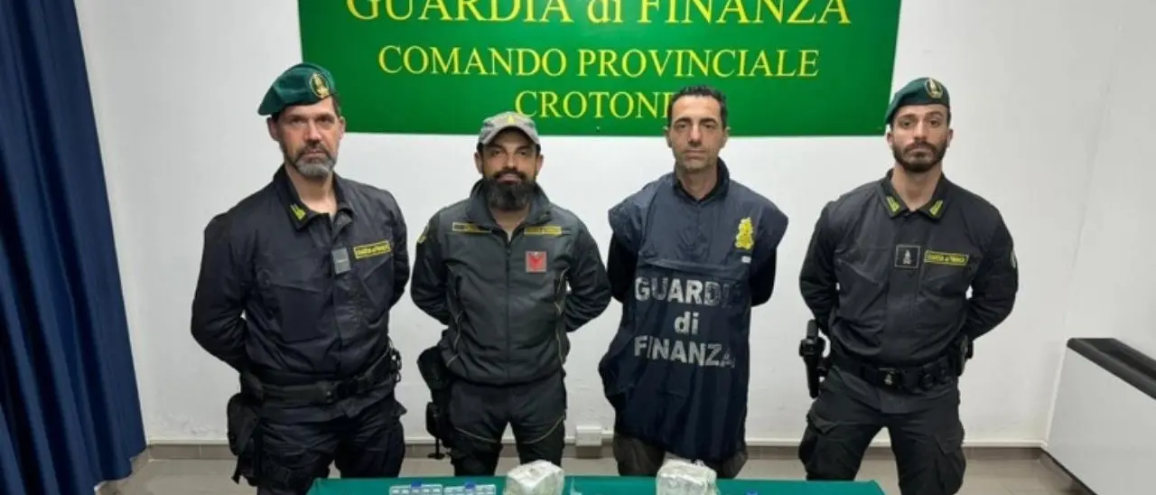 Beccati durante uno scambio di coca a Isola Capo Rizzuto: arrestate 2 persone. Rinvenuti in casa altri 3 kg di droga e una pistola