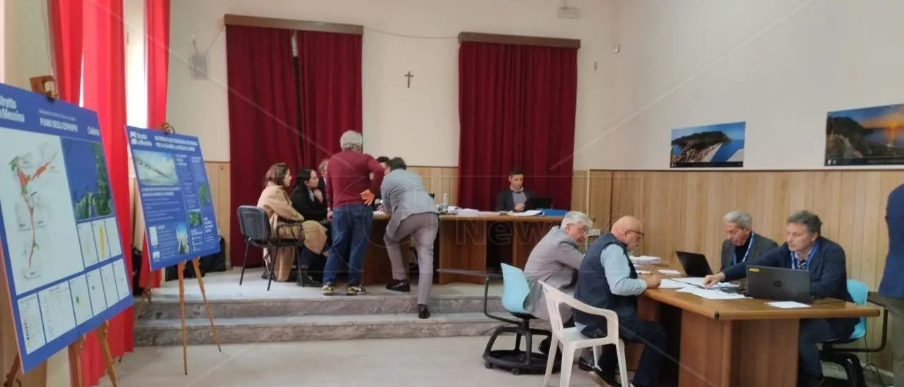 Ponte sullo Stretto, a Villa la processione laica per gli espropri: «Un disastro, convivremo per anni con polvere, rumore e confusione»