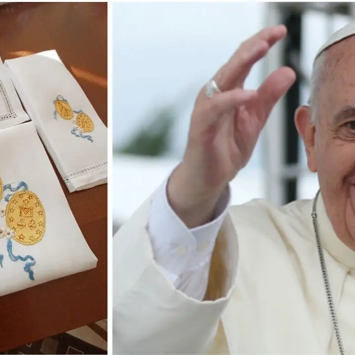 Donano a Papa Francesco i lini per l’altare, il Santo padre ringrazia la parrocchia di San Giovanni Battista
