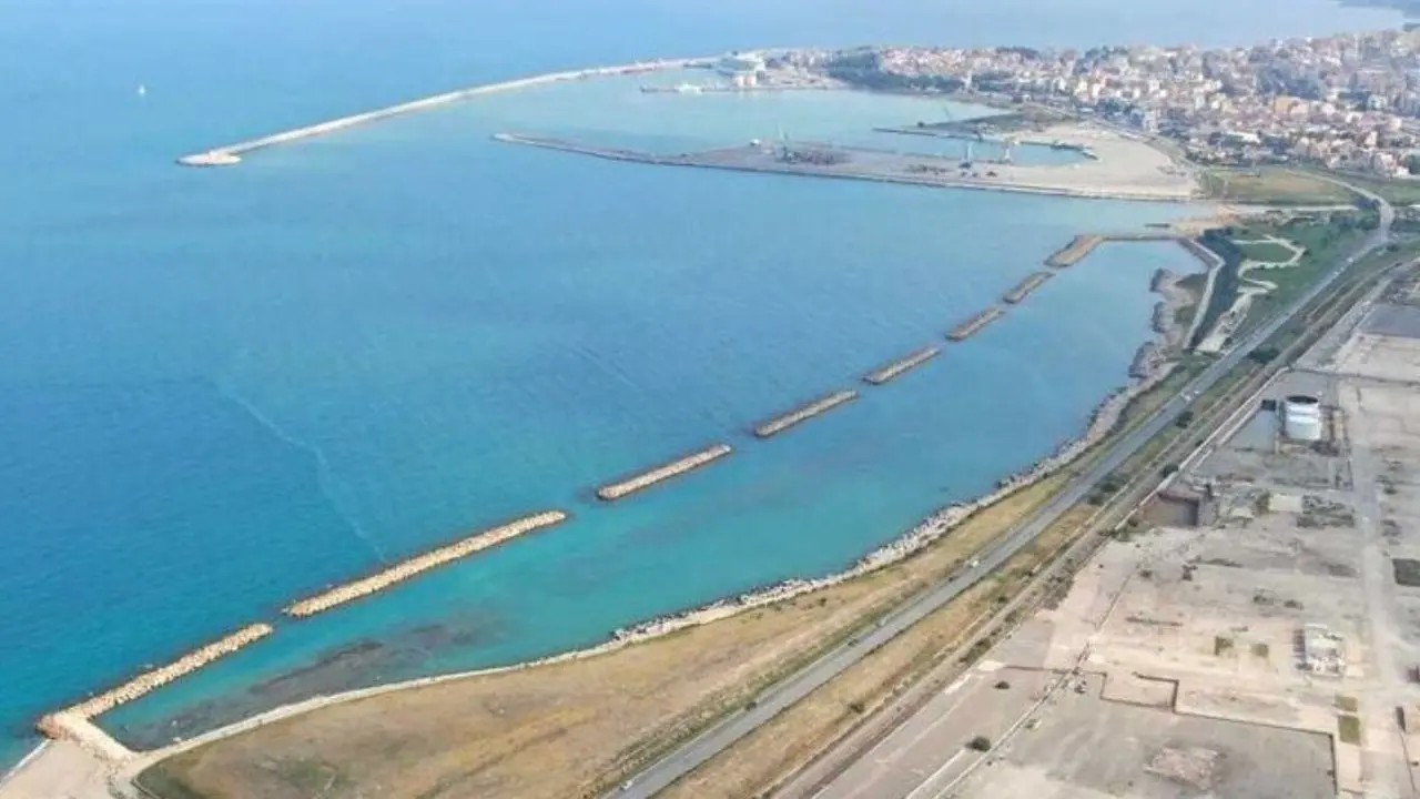 Bonifica dell’ex area industriale di Crotone, sul destino dei rifiuti cittadini e istituzioni uniscono le forze