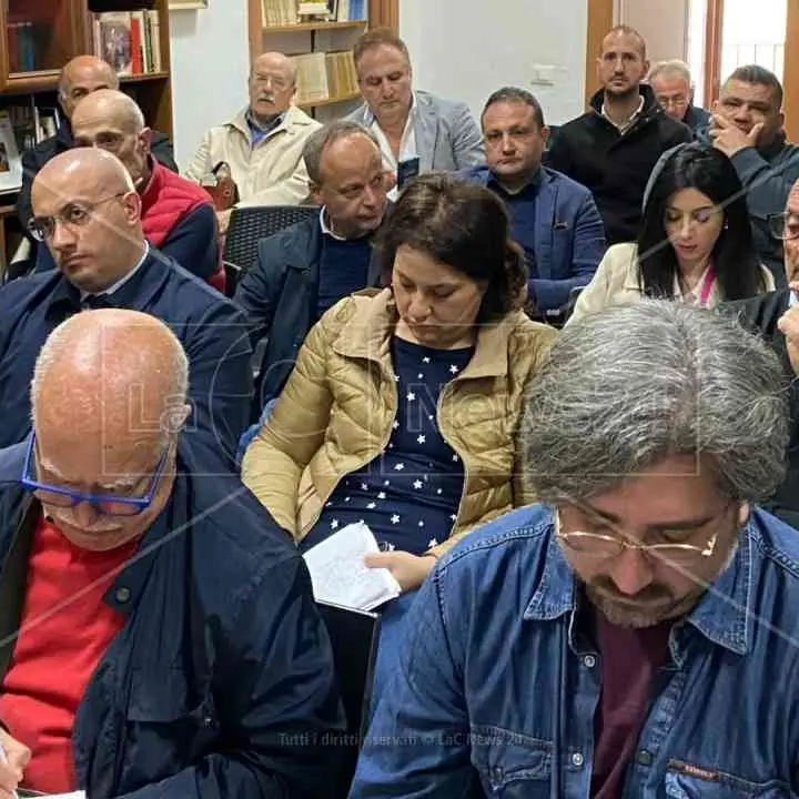 Bonifica di Crotone, il comitato cittadino: «Eni porti i rifiuti via dalla Calabria. Comune, Provincia e Regione rispettino gli impegni»