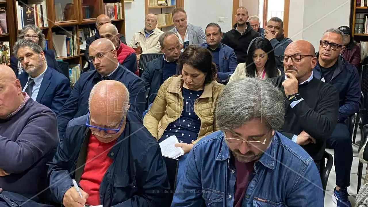 Bonifica di Crotone, il comitato cittadino: «Eni porti i rifiuti via dalla Calabria. Comune, Provincia e Regione rispettino gli impegni»