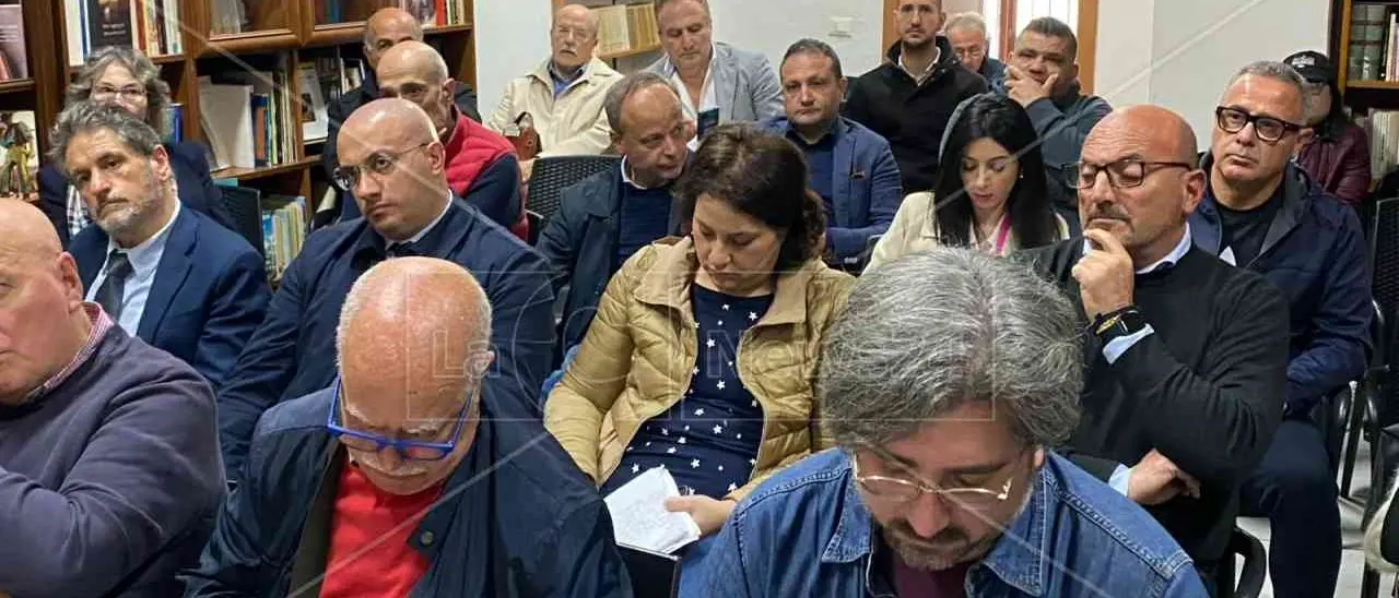 Bonifica di Crotone, il comitato cittadino: «Eni porti i rifiuti via dalla Calabria. Comune, Provincia e Regione rispettino gli impegni»