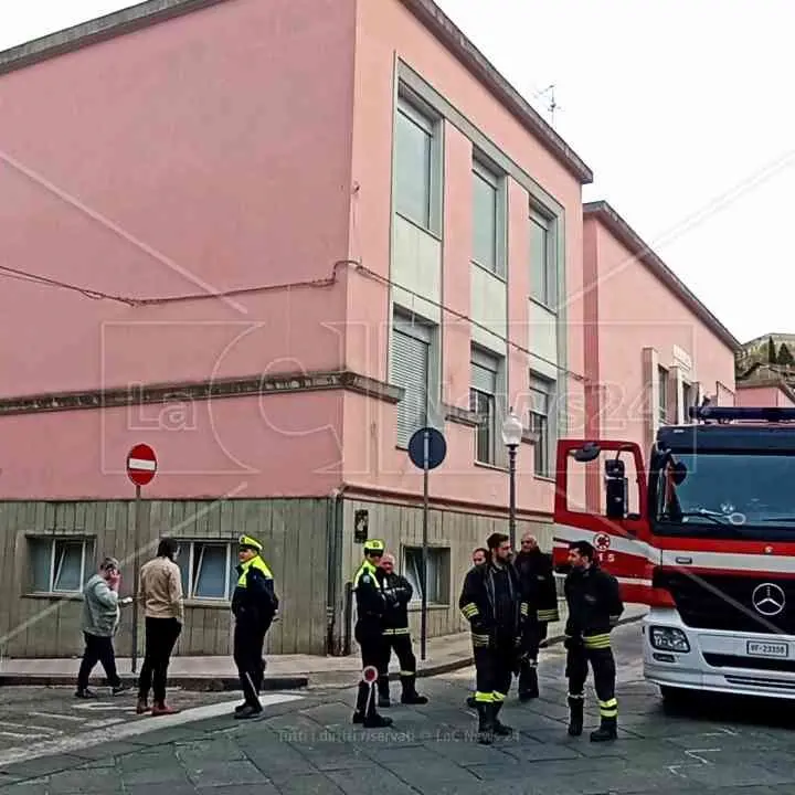 Fuga di gas in una scuola elementare a Palmi, evacuato l’istituto: sul posto i vigili del fuoco