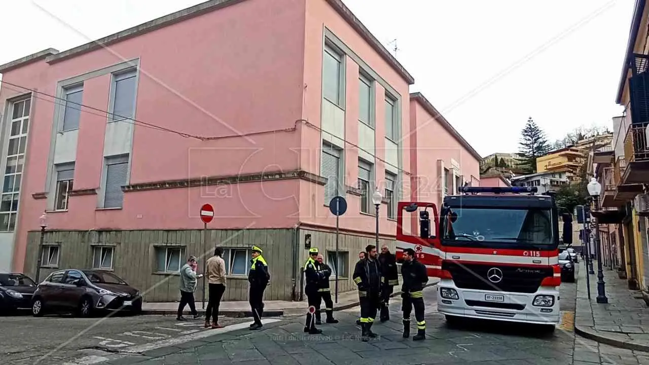 Fuga di gas in una scuola elementare a Palmi, evacuato l’istituto: sul posto i vigili del fuoco